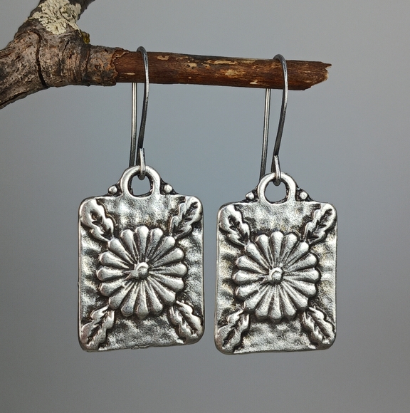 HAND CRAFTED Vintage Style Silver Flower Minimalist Dangle Drop Earrings - Picture 4 of 6